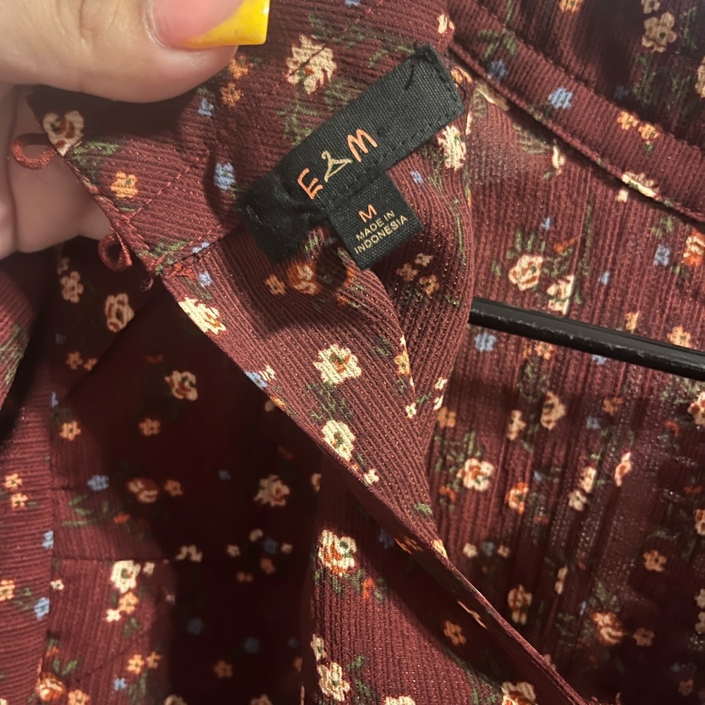E&M Floral Maroon Mock Neck Blouse Size Medium - Picture 4 of 4